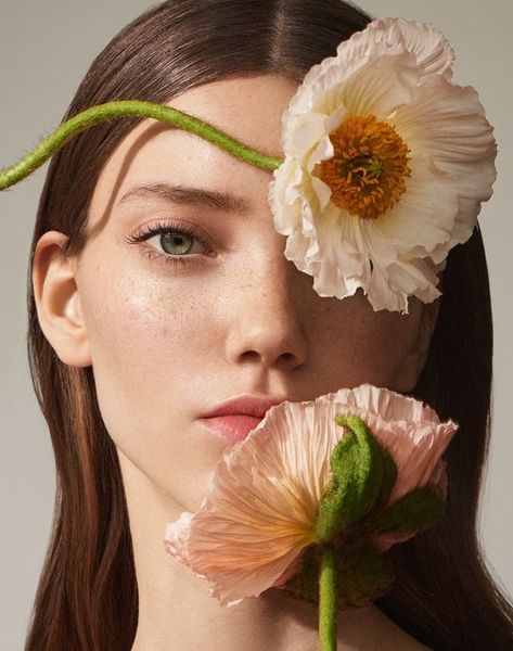 Model Flower Photography, Artistic Portraits Photography Women, Artistic Portrait Inspiration, Flower Photo Ideas, Flowers On Face, Flower Portrait Photography, Portraits With Flowers, Pose With Flowers, Creative Portrait Photoshoot