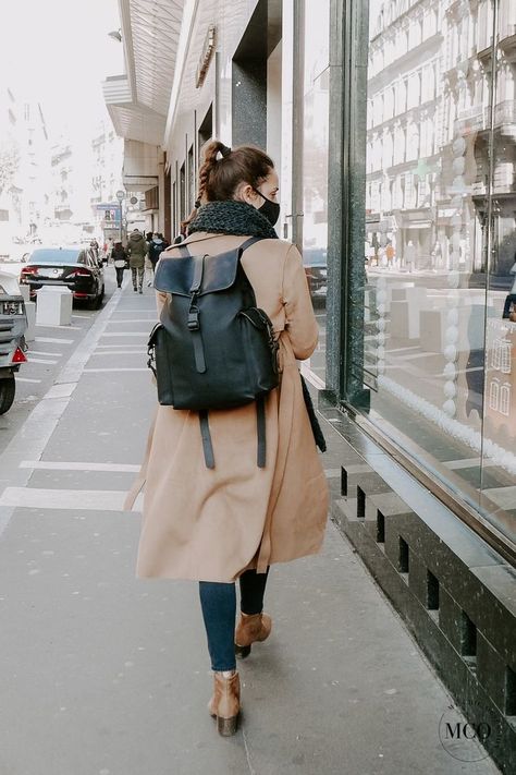 Backpack Outfits Women Work, Backpack Work Outfit, Parisian Backpack, Parisian Work Style, Backpack Outfits Women, Parisian Chic Style Minimal Classic, Backpack Outfits, Parisian Chic Style Winter, Parisian Style Winter