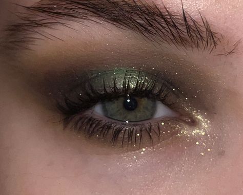 Demeter Makeup, Christmas Eye Looks, Makeup Looks Green, Dark Green Makeup, Green Makeup Looks, Green Makeup Tutorial, Christmas Makeup Looks, Green Eyes Makeup, Halo Eyes