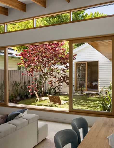 How A Lush Central Courtyard Transformed A California Bungalow Bungalow Garden, Kaufmann House, Californian Bungalow, Weatherboard House, California Bungalow, Cosy Interior, James Hardie, Japandi Design, Bungalow Homes