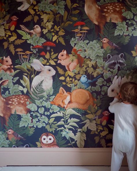 Jacqueline Mercer on Instagram: “Saying goodnight to the animals.  A fitting picture for Earth Day I think. . Teaching Martha to love animals and love the flowers and…” Woodland Kids Room, Whimsical Nursery Decor, Woodland Bedroom, Bedroom Wallpaper Ideas, Whimsical Bedroom, Schumacher Wallpaper, Woodland Wallpaper, Wallpaper Prints, Cool Kids Bedrooms