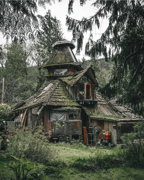 Hiking Knife, Old Wooden House, Survival Bushcraft, Casa Hobbit, Witch Cottage, Bushcraft Camping, Abandoned House, Cottage In The Woods, Witch House