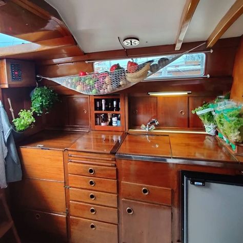 Life On A Boat, Boat Living Interior, Sailing Boat Interior Ideas, Live Aboard Boats, Sailing Boat Interior, Small Boat Interior Ideas, Boat Decorating Ideas Interiors, House Boat Living, House Boat Interior