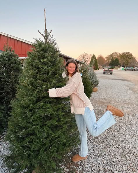 Cute photo idea hugging a Christmas tree December aesthetic Christmas Shopping Photoshoot, Insta Photo Ideas Christmas, Pictures In Front Of Christmas Tree, Xmas Instagram Photos, Instagram Picture Ideas Christmas, Christmas Pictures Instagram, Christmas Photo Instagram, Christmas Time Outfits, Christmas Tree Shopping Outfit