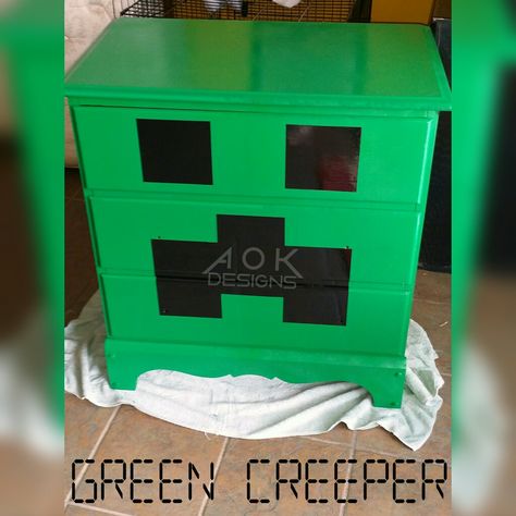 Minecraft Dresser Diy, Minecraft Nightstand, Minecraft Dresser, Minecraft Easter Basket, Minecraft Easter, Night Stand Ideas, Minecraft Room Ideas, Minecraft Bedroom Ideas, Minecraft Bedroom Decor