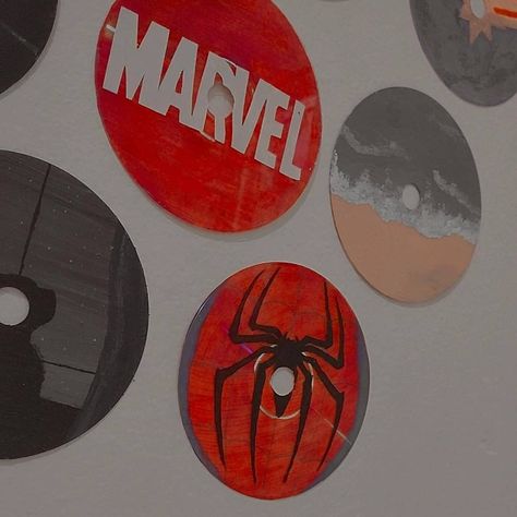 Spiderman Diy Spiderman Room Decor, Diy Marvel Room Decor, Cds Aesthetic, Marvel Room Decor, Spiderman Room Decor, Record Painting Ideas, Vinyl Painting, Spiderman Painting, Spiderman Decorations