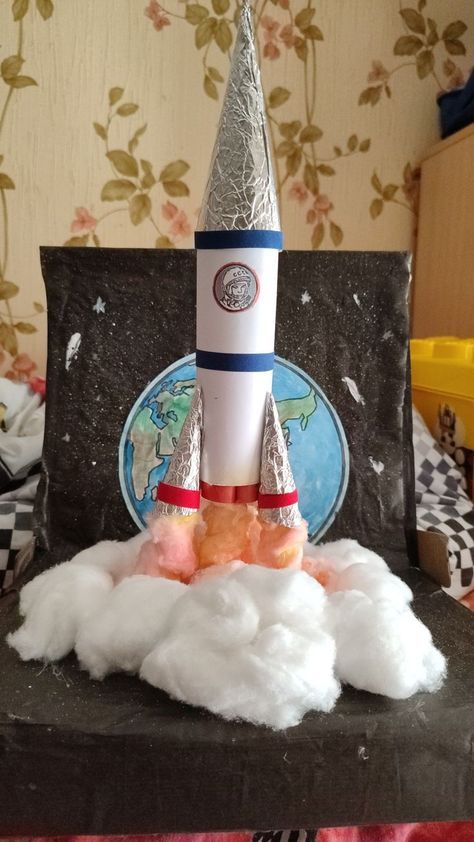 Paper Mache Rocket Ship, Space Theme Projects, Rocket Ideas For School Project, Rocket Craft Ideas, Rocket School Project, Rocket Model Project, Rocket Projects For School, Space Rocket Craft For Kids, Diy Telescope For Kids