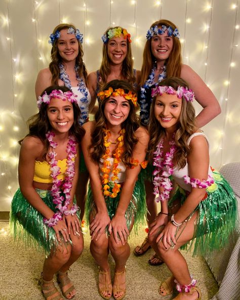 Preppy Hawaiian Costume, Halloween Hawaiian Costumes, Hawian Party Outfit, Caribian Party Outfits, Summer Themed Party Outfit, Beach Costumes Ideas, Hawaiian Beach Party Outfit, Hawaiian Themed Party Outfit, Hawaii Outfits Ideas Parties