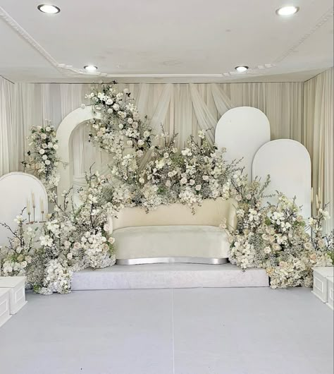 White Pelamin Wedding, Pelamin All White, Bilik Pengantin Ideas Simple, Pelamin Rumah Exclusive, Pelamin Dalam Rumah, Pelamin Dewan Simple, Pelamin Simple Elegant, Pelamin Tunang Simple Klasik, Pelamin Minimalist Dewan