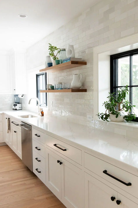 Modern Farmhouse Kitchens Cabinets, Kitchen Counter And Backsplash Ideas, Kitchen Ideas Backsplash, Warm White Kitchen, Small White Kitchen, Kitchen Renos, White Kitchen Countertops, Home Depot Kitchen, Creek House