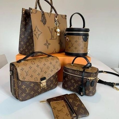 Grab your favourite one Louis Vuitton Handbags Crossbody, Estilo Madison Beer, Trendy Purses, Luxury Bags Collection, Hot Bags, Louis Vuitton Purse, Bags Designer Fashion, Luxury Purses, Handbags Online