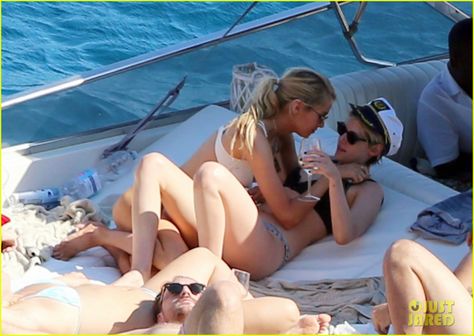 Kristen Stewart Makes Out With Girlfriend Stella Maxwell On a Yacht Kristen Stewart Kiss, Boat In Italy, Kristen Stewart Stella Maxwell, Kristen Stewart Girlfriend, Kristen Stewart And Stella, Kirsten Steward, Kristin Stewart, Lindsey Vonn, Kristen Stewart Style