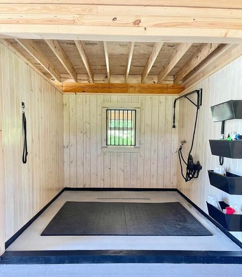 Stables Tack Room, Horse Stable Makeover, Outdoor Wash Stalls For Horses, Horse Grooming Station, Horse Tack Up Area, Horse Wash Bay Ideas, Horse Wash Stall Indoor, Horse Wash Rack Ideas, Horse Washing Station