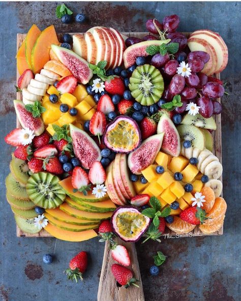 Weekend vibes are here with this fruity little number!Chloe Munro (@the_smallseed_) • Instagram photos and videos Fruit Salad Presentation, Cheese Plate Presentation, Salad Presentation, Amazing Food Platters, Fruit Platter Designs, Charcuterie Inspiration, Vegetable Carving, Charcuterie Recipes, Fruit Platter