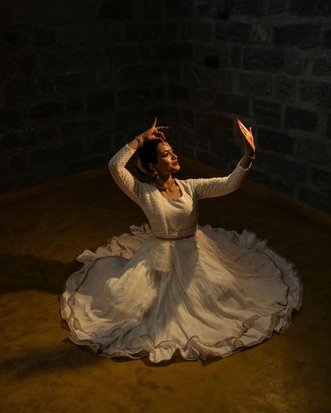 Isn't her smile equal to numerous words, asked the mirror. Artist @vibhat_d Photography @rajeshkrishna_photography #kathakdance #kathak #classicaldance #performance #fineartportraits #fineartphotography #bangalore #instagood #classical #india #sonyalphasclub #sonyalpha Indian Dancer Aesthetic, Kathak Poses For Photoshoot, Kuchipudi Dance Poses, Kathak Dance Dress, Kathak Dance Poses, Kathak Dance Photography, Indian Classical Dance Aesthetic, Kathak Dance Aesthetic, Kuchipudi Poses