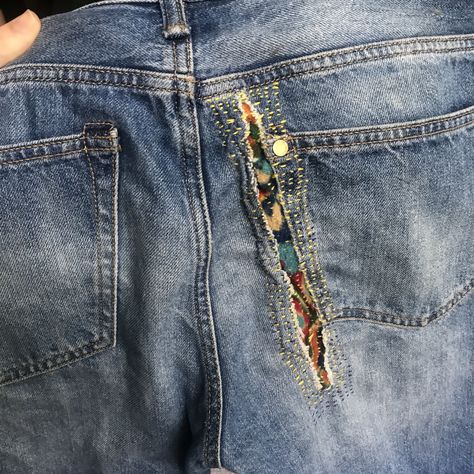 Visible Mending Jeans, Återvinna Jeans, Mending Clothes, Make Do And Mend, Diy Vetement, Visible Mending, Repair Clothes, Denim Ideas, Pola Sulam