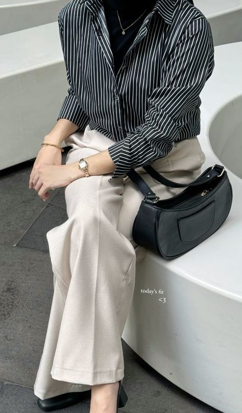 Striped Shirt Outfit Hijab, Formal Outfits For Women Office Wear, Style Kemeja, Mix And Match Outfits Hijab, Outfits With Striped Shirts, Mix Match Outfits, Classy Outfits For Women, Hijab Style Casual, Casual Hijab Outfit