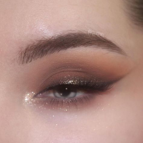 Unique Eye Makeup, Makeup Hooded Eyes, Matte Make Up, Makeup Zombie, Halloween Make-up Looks, Gold Eyeliner, Smokey Eyeliner, Brown Smokey, Smink Inspiration