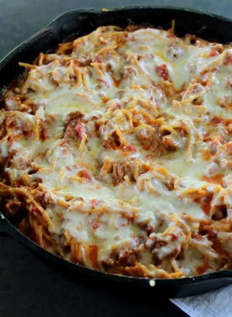 Cast Iron Baked Spaghetti, One Skillet Spaghetti, Skillet Spaghetti Recipes, Skillet Spaghetti, Spaghetti Dinner, Skillet Recipes, Cast Iron Skillet Recipes, Cast Iron Recipes, Baked Spaghetti