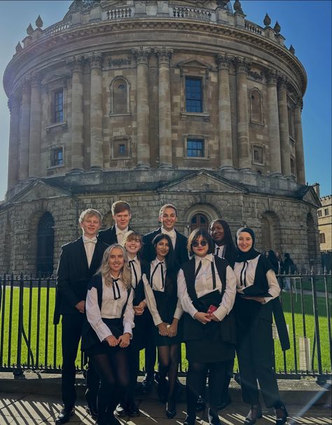 Radcliffe Camera, University of Oxford Oxford Law School, Oxford Matriculation, Oxford University Uniform, Oxford Student Aesthetic, Romantisice School, Oxford University Students, Oxford University Aesthetic, Oxford Aesthetic, Oxford University England