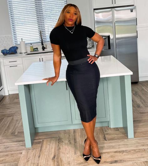 Serena Williams displays her stunning figure in glamorous new look | HELLO! Serena Williams Outfit, Venus And Serena Williams, Black Hollywood, Glam Looks, Serena Williams, Style Mistakes, Printed Mini Dress, Elegant Outfit, Black Is Beautiful