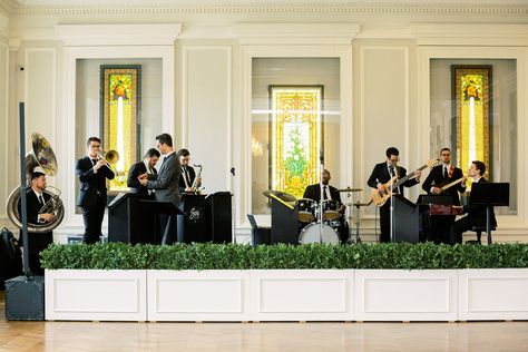 Chicago History Museum Wedding with Shades of Blue - Life in Bloom Stone Vases, Baby Breath Flower Crown, Fluffy Flowers, Chicago History Museum, Boxwood Hedge, White Ranunculus, Chicago History, Chicago Wedding Venues, White Bar