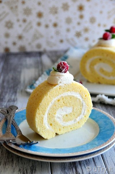 How to Make Vanilla Bean Swiss Roll (雲呢拿瑞士卷蛋糕) with Step-by-step video tutorial. Easy and foolproof Swiss Roll recipe. http://uTry.it Cake Roll Recipes Easy, Roll Cake Recipe Vanilla, Vanilla Swiss Roll, Swiss Roll Cakes, Candied Cranberries, Swiss Roll Cake, Japanese Cake, Cake Rolls, Cake Roll Recipes