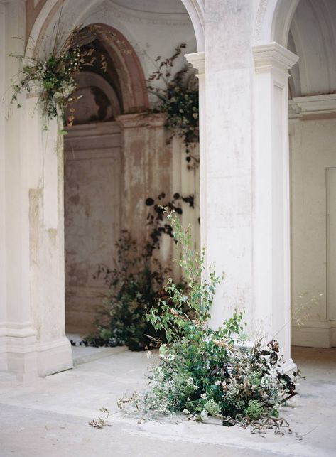 Inspiring floral design in a stately English home via Magnolia Rouge Wedding Ideas On A Budget, Fall Wedding Ideas, Modern Wedding Flowers, Tropical Wedding Flowers, Theme Nature, Organic Wedding, Wedding Reception Venues, Ceremony Flowers, Floral Arch