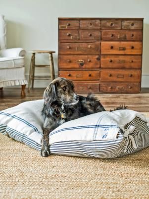 Make a washable cover for your fur-baby’s bed that is oozing with charming farmhouse style. This simple sewing project can transform a bed your pet loves into one you love as well! Diy Dog Bed Cover, Dog Beds Homemade, Elevated Dog Bed, Diy Dog Bed, Covered Dog Bed, Cool Dog Beds, Dog Projects, Dog Bed Large, Animal Projects