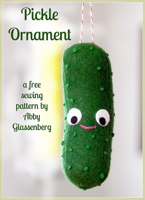 Christmas Pickle Ornament by Abby Glassenberg, via Flickr Felted Food, Christmas Pickle Ornament, Christmas Sewing Patterns, Pickle Ornament, Library Programming, Christmas Pickle, Quilted Projects, Baby Mobil, Felt Christmas Decorations