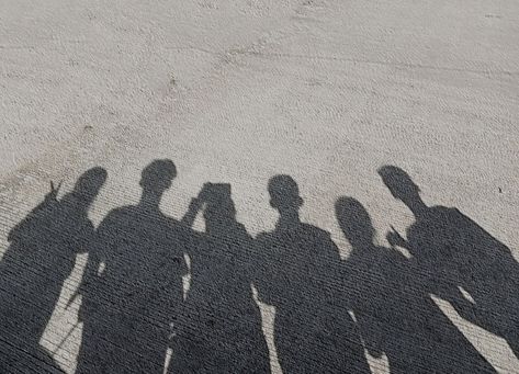 Friends Shadow Pictures, Friends Group Photo, Five Friends, Girl Shadow, Boy Best Friend Pictures, Snapchat Streak, Big Group, Shadow Photos, Aesthetic Lifestyle