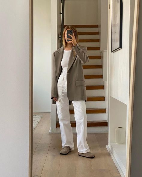 Birkenstock Clog Outfit, Boston Outfits, Chic Work Outfit, White Pants Outfit, Birkenstock Outfit, Fall Outfits For Work, Minimal Style, Blazer Outfits, Outfit Inspo Fall