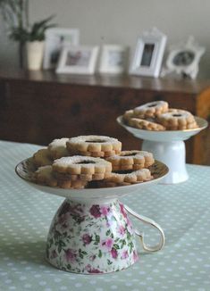 Cake Stand - Made From an Old Coffee Cup Coffee Cup Crafts, Cup And Saucer Crafts, Teacup Crafts, Decoration Shabby, Headboard Decor, Dessert Stand, Cup Crafts, Bedroom Headboard, Diy Cake