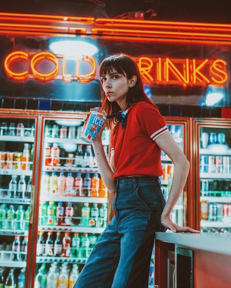 Neón cinematográfica Store Clerk Aesthetic, Convenience Store Photo Shoot, Convenience Store Aesthetic Photoshoot, Gas Station Shoot, Bright Color Photoshoot, Supermarket Shoot, Convenience Store Photoshoot, Retro Photoshoot Vintage Photo Ideas, Bright Photoshoot