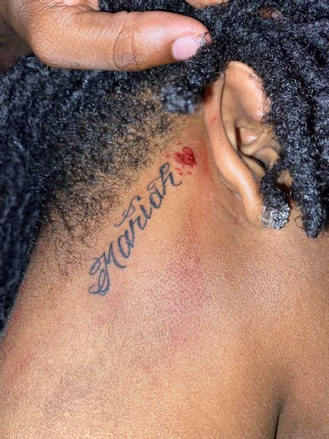 Behind The Neck Tattoos, Name Tattoos On Neck, Boyfriend Name Tattoos, Small Name Tattoo, Name Tattoos For Moms, Forearm Tattoo Quotes, Best Neck Tattoos, Small Neck Tattoos, Side Neck Tattoo