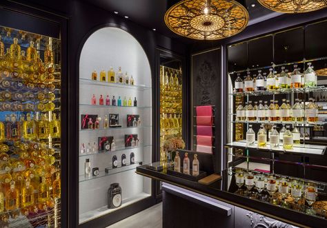 Guerlain, c’est plus de cent créations olfactives et un flacon Abeille iconique. Pour mettre en valeur son histoire et ses parfums, la maison a investi la rue du Faubourg Saint-Honoré, à Paris, avec une boutique à mi-chemin entre le laboratoire et le magasin. On a accès à une bibliothèque �... Perfume Cabinet, Fragrance Lab, Fragrance Store, Sandalwood Fragrance, Perfume Display, Afrique Art, French Perfume, Perfume Store, Cosmetic Shop