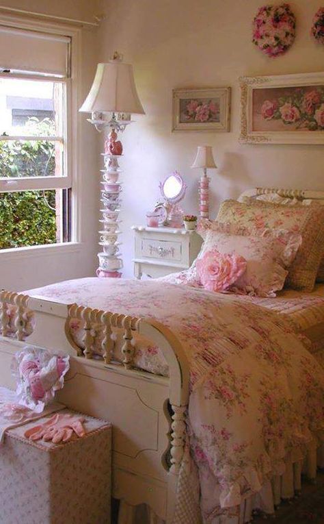 So pretty!! Hey Mom! @Judith Zissman Saul, We could do this to your room :) Camera Shabby Chic, Cottage Bedrooms, Shabby Chic Decorating, Muebles Shabby Chic, Bedroom Beautiful, Shabby Chic Decor Bedroom, Decoration Shabby, Cottage Shabby Chic, Chic Bedroom Decor