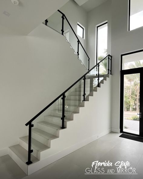 Glass staircase railings blend in with any interior design and can make even the narrowest stairway appear larger✨⁣ .⁣ .⁣ .⁣ .⁣ .⁣ #temperedglass #contractors #stairs #railings #staircases #staircase #interiordesigns #interiordesign #designers #glassrailing #designer #remodeling #glassrailings #railing #stairsdesign #contractor #glass #glassinstallation #glazierlife #luxuryhomes #luxuryhomedecor #luxuryhomedesign #railing #glassexperts #floridastateglass Silver Railing Stairs, Glass And Iron Stair Railing, Clear Stair Railing, Stairs Glass Railing Design, Staircase Glass Railing Design, Acrylic Staircase, Staircase With Glass Railing, Stair Glass Railing, Iron Railing Design