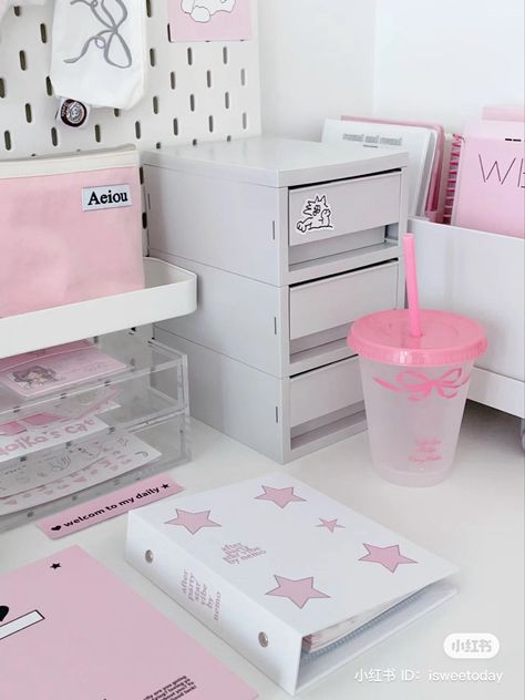 Desk Inspo Pink, White Desk Setup, Nemo Party, Pretty Desks, Desk Inspo, White Desk, Cute Desk, Cute Stationary, Cute Simple Wallpapers