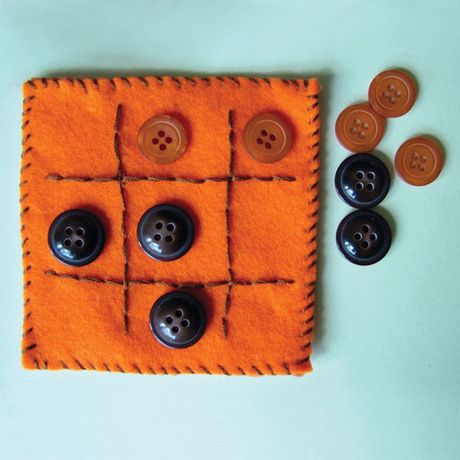 Tic-tac-toe with a pocket for the pieces. Great beginner sewing project. Market Day Ideas, Sewing Activities, Hand Sewing Projects, Beginner Sewing Projects Easy, Sewing Projects For Kids, Craft Club, Sewing Box, Sewing Projects For Beginners, Tic Tac Toe