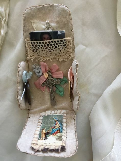 Pocket Altar, Mini Altar, Catholic Crafts, Arte Inspo, Catholic Art, Diy Schmuck, Catholic Faith, Religious Art, Cute Crafts