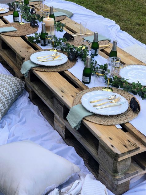 Picnic Aesthetic With Pallets, Beach Pallet Picnic, Olive Green Picnic Set Up, Pallet Table Outdoor Picnics, Aesthetic Picnic Table Setup, Manly Picnic Ideas, Pallets Picnic Ideas, Pallet Dinner Table, Palette Picnic Table