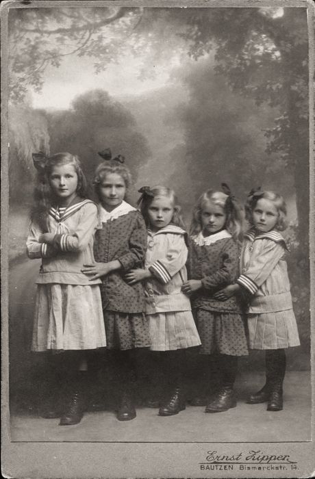 This is very interesting to me...look like sisters, two different cloths. Love it! Foto Kids, Vintage Children Photos, Portrait Vintage, Victorian Photos, Images Vintage, Foto Vintage, Photo Vintage, Vintage Portraits, Antique Photos