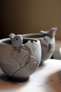 40 DIY Pinch Pots Ideas To Try Your Hands On - Bored Art Pinch Pots Ideas, Clay Pinch Pots, Pots Ideas, Beginner Pottery, Pinch Pot, Cerámica Ideas, Tanah Liat, Pottery Handbuilding, Keramik Design