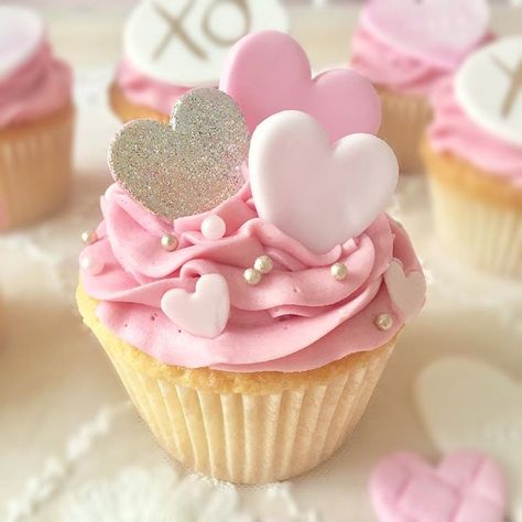 Pink Velvet Cupcakes, Cupcakes Design, Mothers Day Cupcakes, Valentines Baking, Fancy Cupcakes, Valentine Day Cupcakes, Valentine Desserts, Valentines Cupcakes, Valentines Day Cakes