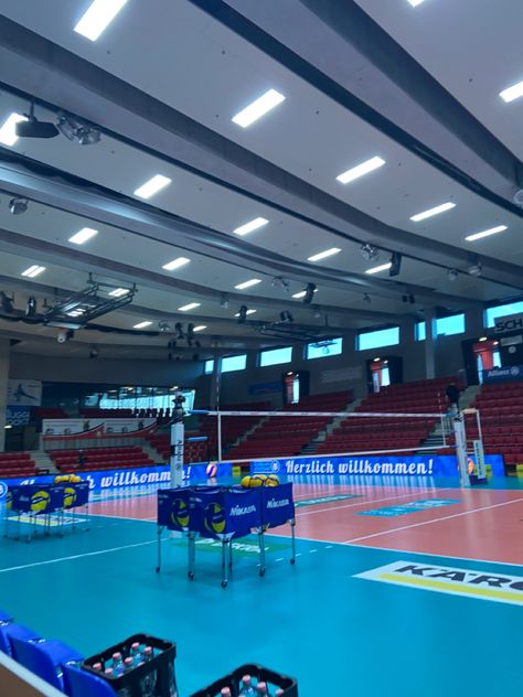 Volleyball Gym Aesthetic, Volleyball Game Aesthetic, Vball Pics Aesthetic, Siatkowka Aesthetic, Volleyball Setter Aesthetic, Volleyball Aesthetic Setter, Aesthetic Volleyball Photos, Volleyball Court Aesthetic, Playing Volleyball Aesthetic