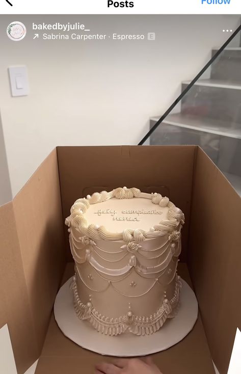 Ivory Birthday Cake, Classy Cakes Birthday For Women, Cream And Gold Cake, Beige Birthday Cake, Vintage Piping Cake, Italian Birthday Cake, Vintage Cake Ideas, All White Cake, 25th Birthday Cakes