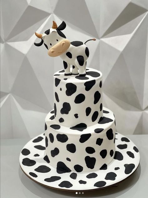 Cake Cow, Cow Print Cakes, Cow Birthday Cake, Barn Wedding Cakes, Birthday Cow, Barnyard Cake, Cow Cake, Cow Birthday Parties, Cow Cakes