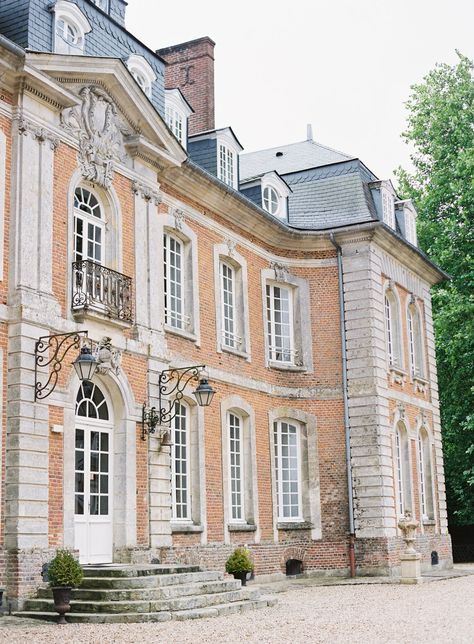 French Chateau Exterior, Chateau Exterior, French Blue Wedding, Architecture Styles, English Estate, French Villa, Homes In France, Luxury Houses Mansions, English Manor Houses