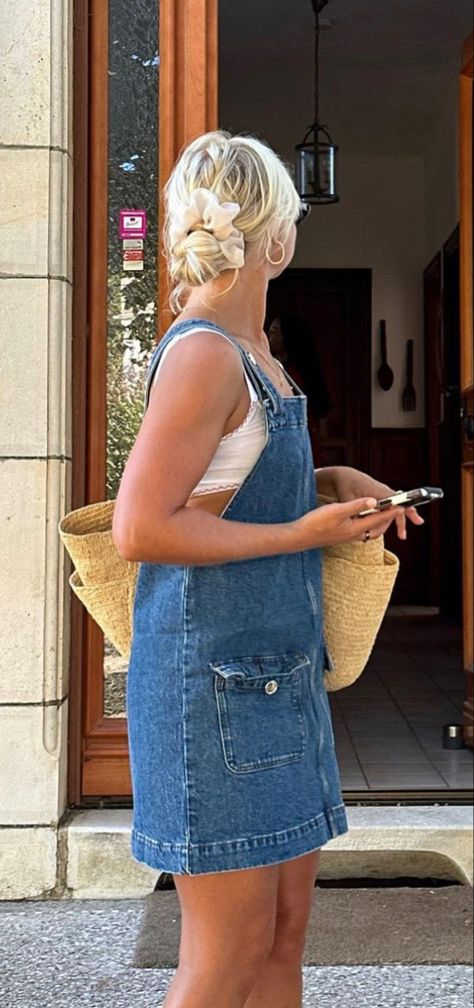 Chic Effortless Outfits, 70s Summer Style, Jean Dress Aesthetic, Denim Dress Outfit Aesthetic, Semester At Sea Outfits, Denim Dress Aesthetic, Photo Day Outfit School, Early 20s Outfits, South Carolina Outfits